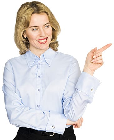 девушка указывает на номер телефона